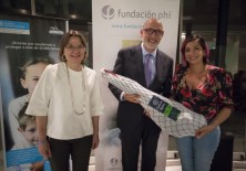 Entrega del jamón ibérico donado por Redondo Iglesias a la ganadora del sorteo
